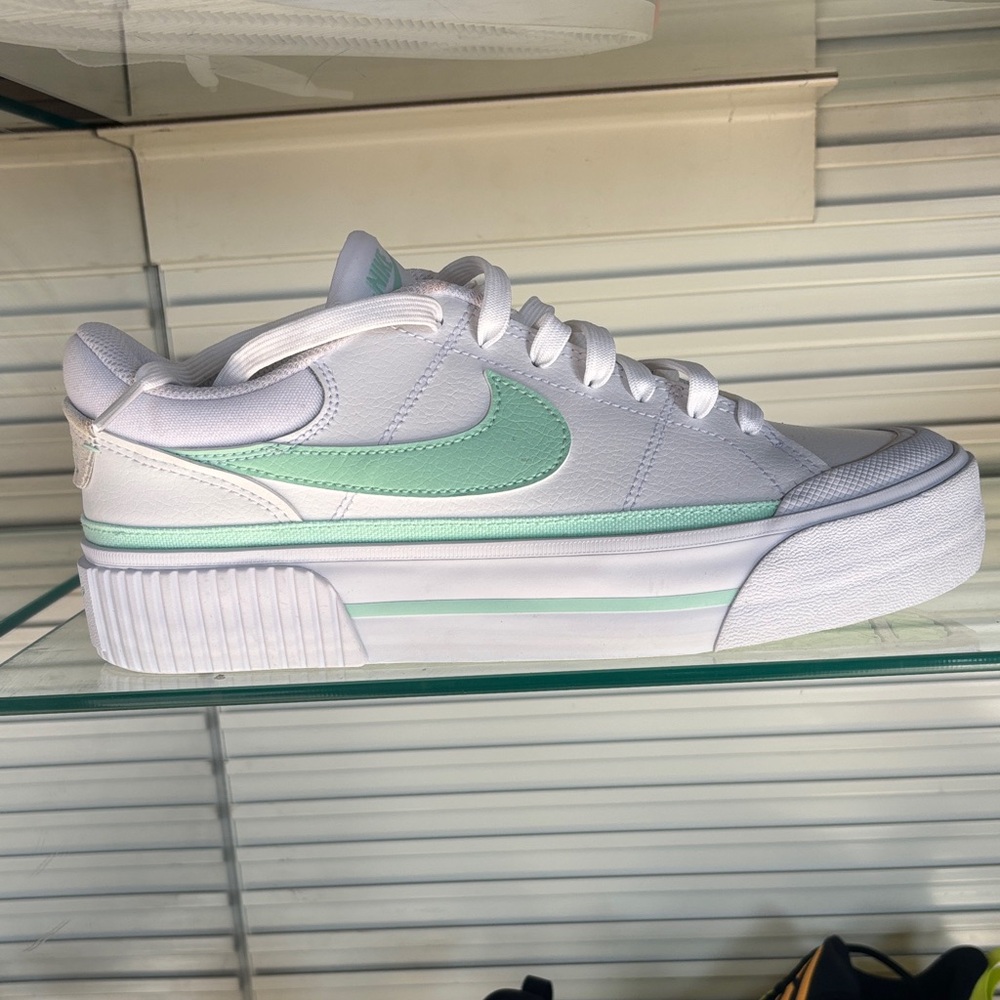 Authentic Nike Women's court legacy lift  Sneakers White and Mint Green size 8.5